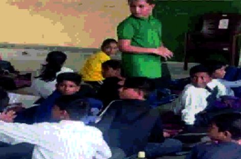 ट्रिपल इंजन सरकार में दान की दरी पर बैठ कर पढऩे को मजबूर विद्यार्थी