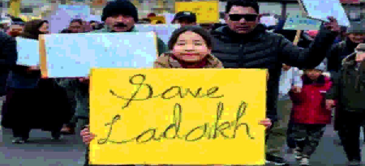 लद्दाख में भाजपा विरोधी प्रदर्शन हो रहे हैं, भीड़ ने भाजपा का दफ्तर फूक दिया