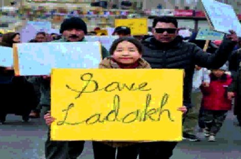लद्दाख में भाजपा विरोधी प्रदर्शन हो रहे हैं, भीड़ ने भाजपा का दफ्तर फूक दिया