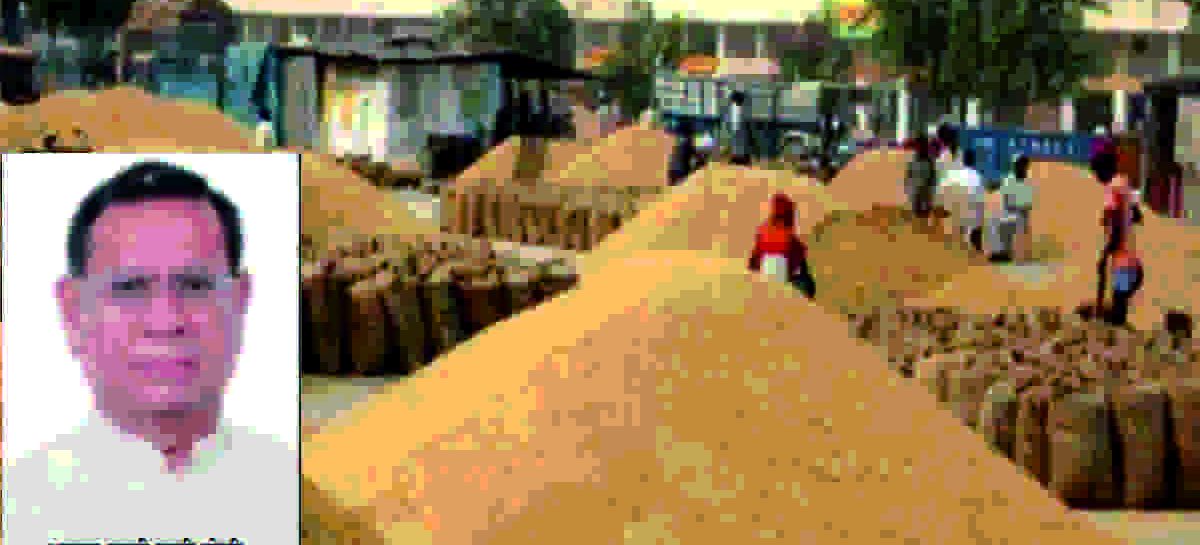 सरकारी काहिली के चलते किसानों का लाखों टन धान मंडियों में भीगा