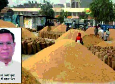 सरकारी काहिली के चलते किसानों का लाखों टन धान मंडियों में भीगा