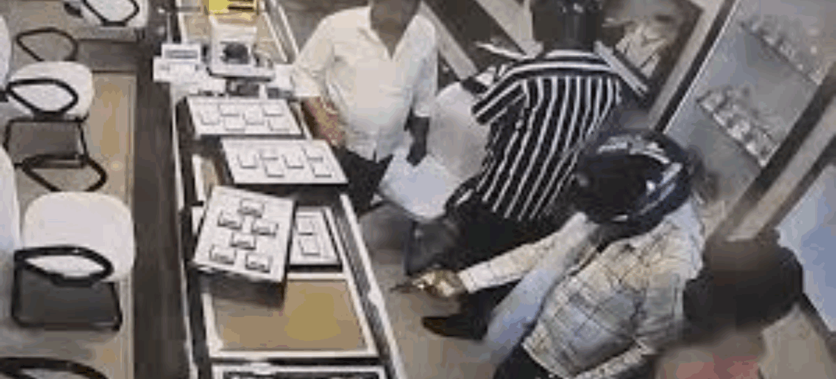 ज्वैलर्स की दुकान पर करोड़ों की लूट