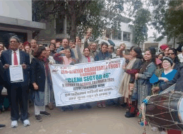 गंदगी से परेशान सेक्टर-46 के लोग निगम मुख्यालय पहुंचे, नारेबाजी व ढोल बजाकर किया प्रदर्शन