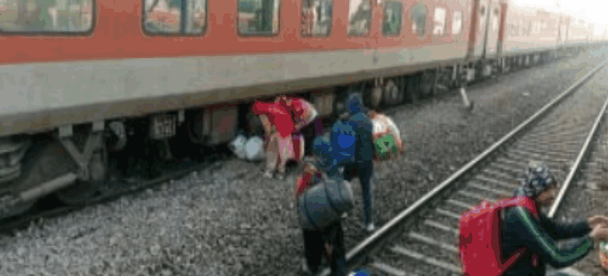 अचानक प्लेटफॉर्म बदलने से यात्री कूदे ट्रैक पर