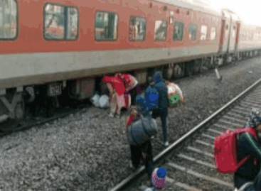 अचानक प्लेटफॉर्म बदलने से यात्री कूदे ट्रैक पर