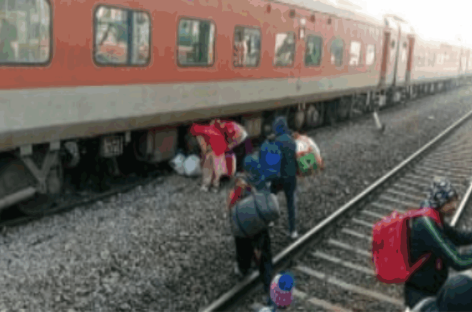 अचानक प्लेटफॉर्म बदलने से यात्री कूदे ट्रैक पर