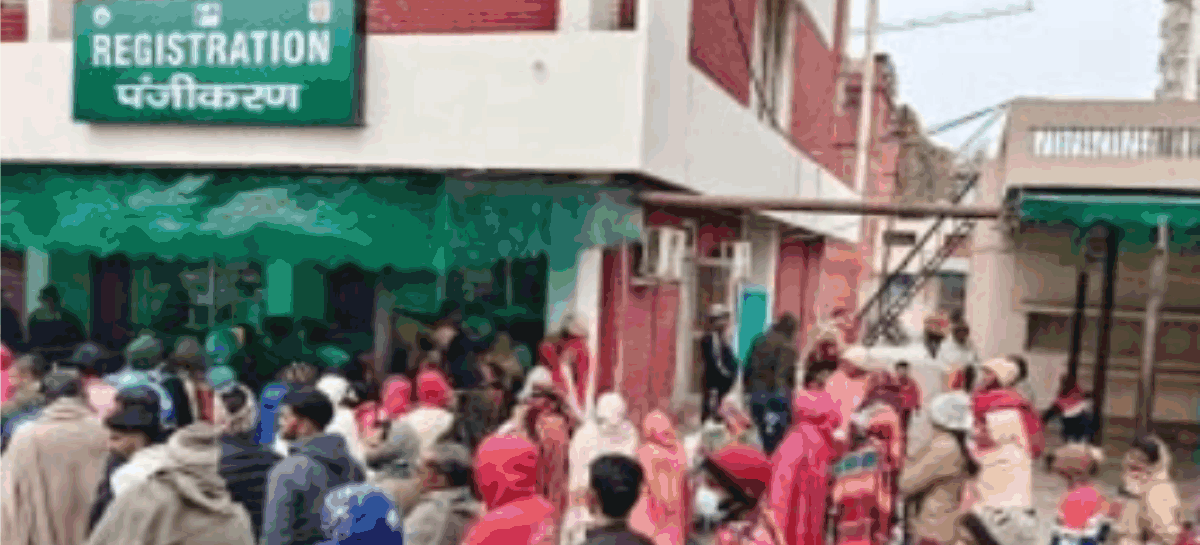 दूर दराज से बीमार अवस्था में नागरिक हस्पताल आए मरीज़ होते रहे परेशान, नहीं चला सर्वर