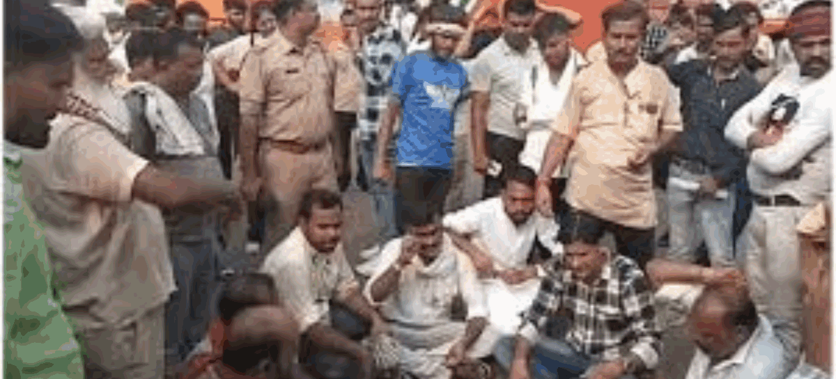 चौकी इंचार्ज के खिलाफ भड़के ग्रामीण, बस स्टैंड पर लगाया जाम
