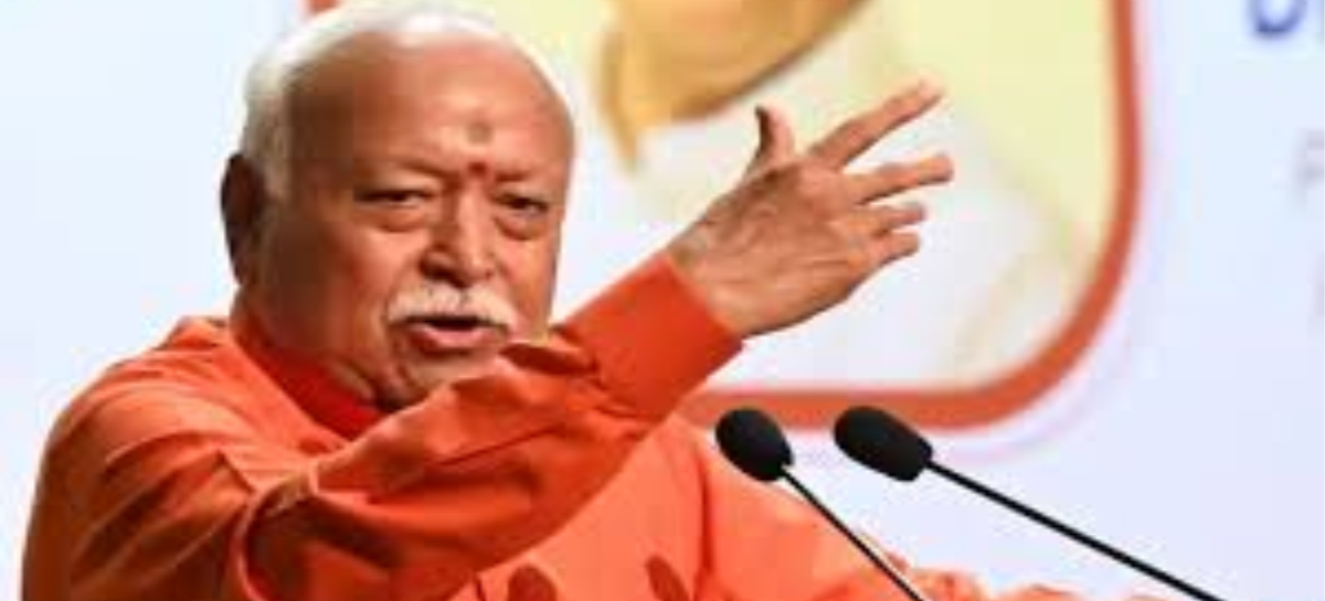 आर एस एस प्रमुख मोहन भागवत ने सवर्ण, पिछड़ा, दलित के साथ गोरखपुर में सामूहिक भोज किया