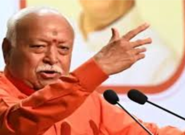 आर एस एस प्रमुख मोहन भागवत ने सवर्ण, पिछड़ा, दलित के साथ गोरखपुर में सामूहिक भोज किया