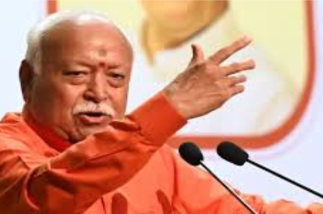 आर एस एस प्रमुख मोहन भागवत ने सवर्ण, पिछड़ा, दलित के साथ गोरखपुर में सामूहिक भोज किया